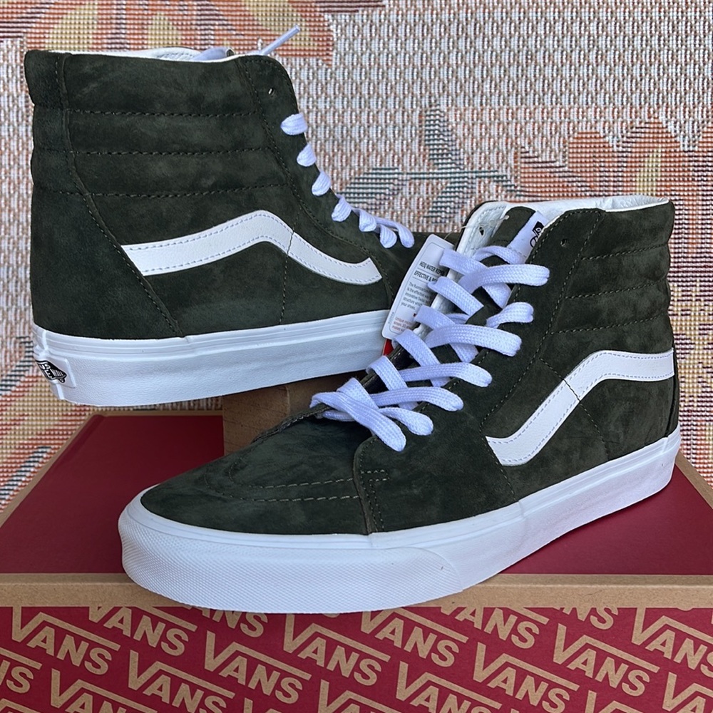 Vans WMNS Sk8-Hi
Pig Suede Grape Leaf
VN0A4BVT50K
Sneakers